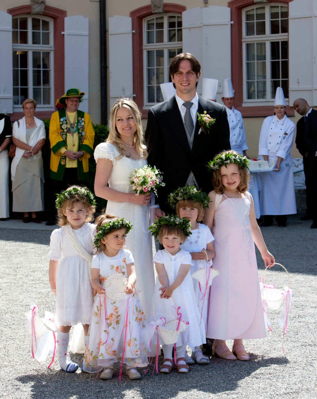 Brudparet med sina ljuvliga blomsterflickor. Lilla Paulina Marie (t v) är dotter till Diana Bernadotte. Brudparet med sina ljuvliga blomsterflickor. Lilla Paulina Marie (t v) är dotter till Diana Bernadotte.