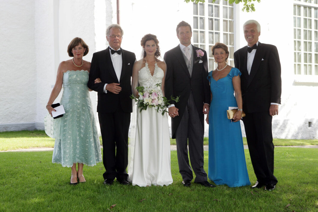 Brudparet med sina respektive föräldrar: Anita och Sune Jussil och Catherine och Axel Broms. Dagen därpå avslutades festligheterna med stor brunch hos familjen Broms på Särö. Anna Jussil och Michael Broms med familj.