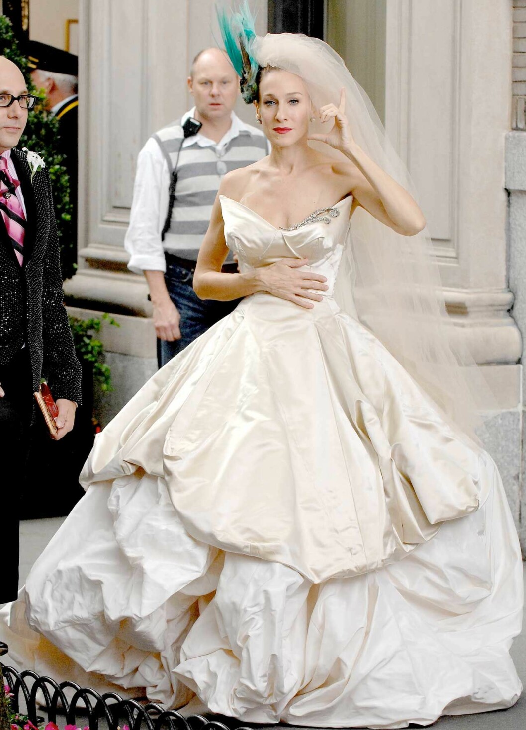 I filmen om Carrie Bradshaws bröllop bär hon en klänning från Vivienne Westwood. I filmen om Carrie Bradshaws bröllop bär hon en klänning från Vivienne Westwood.