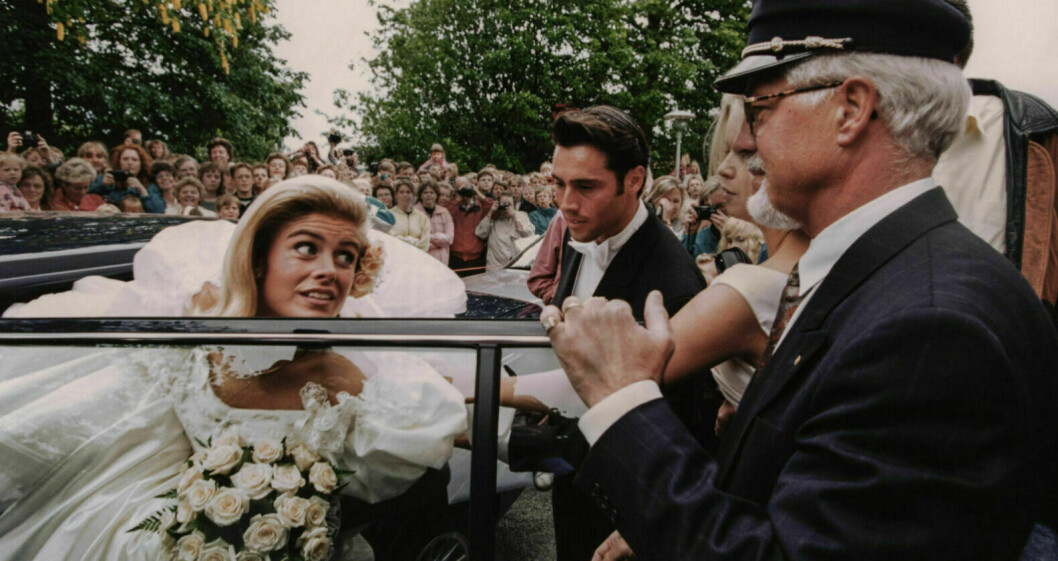 Pernilla Wahlgren påväg ut ur en taxi vid bröllopet med Emilio Ingrosso