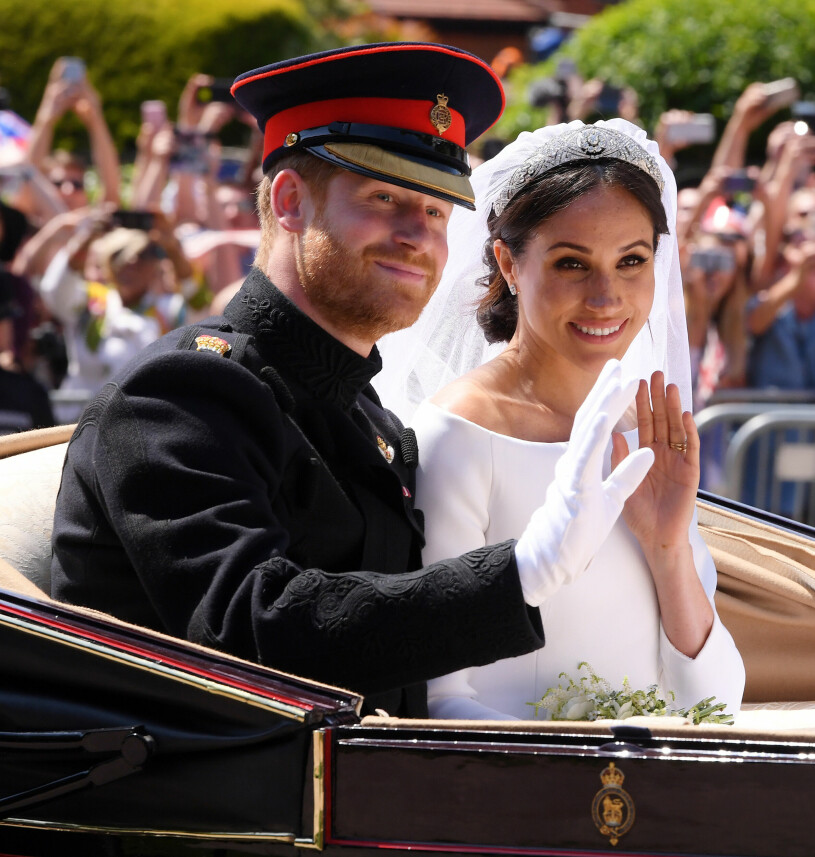 En prins och hans livskärlek – men historian blev inte helt sagolik. Prins Harry och Meghan Markle åker häst och vagn och vinkar till folket efter deras bröllop