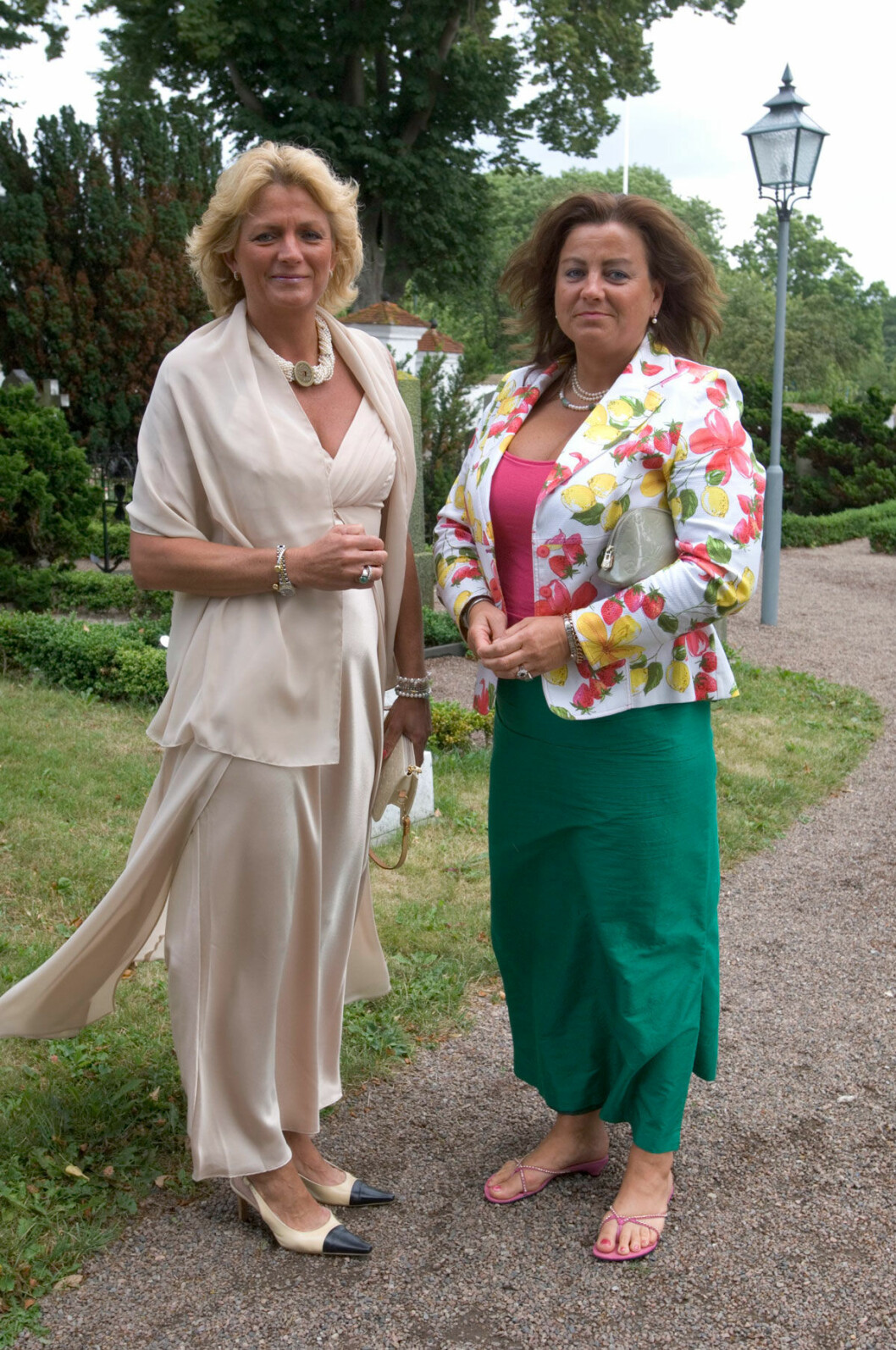 Systrarna Ebba och Diana Stjernswärd är bördiga från Sövdeborgs slott och dessutom kusiner till brudgummen. Systrarna Ebba och Diana Stjernswärd