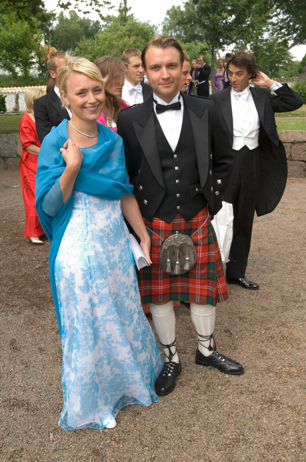 Emma Ivarsson eskorterades av Filip Nisbeth. Han är av skotsk adelssläkt, därav Filips festdräkt med Kilt. Emma Ivarsson och Filip Nisbeth
