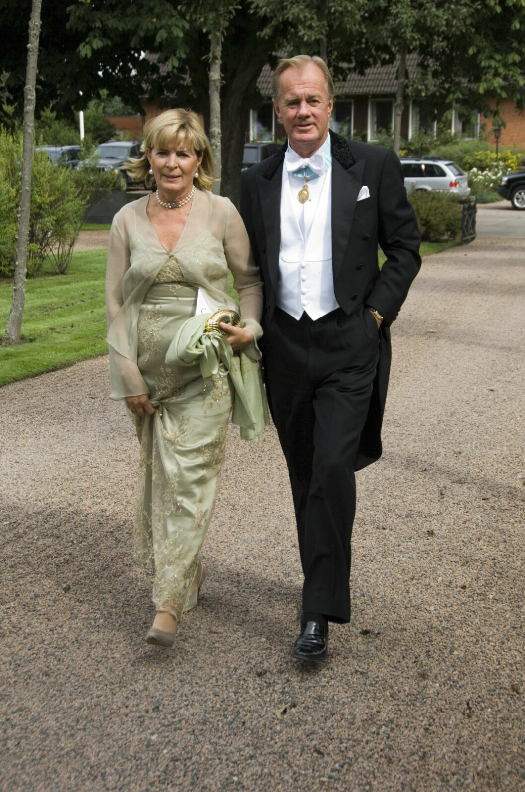 Brudens stolte far Stefan Persson med fru Denise.