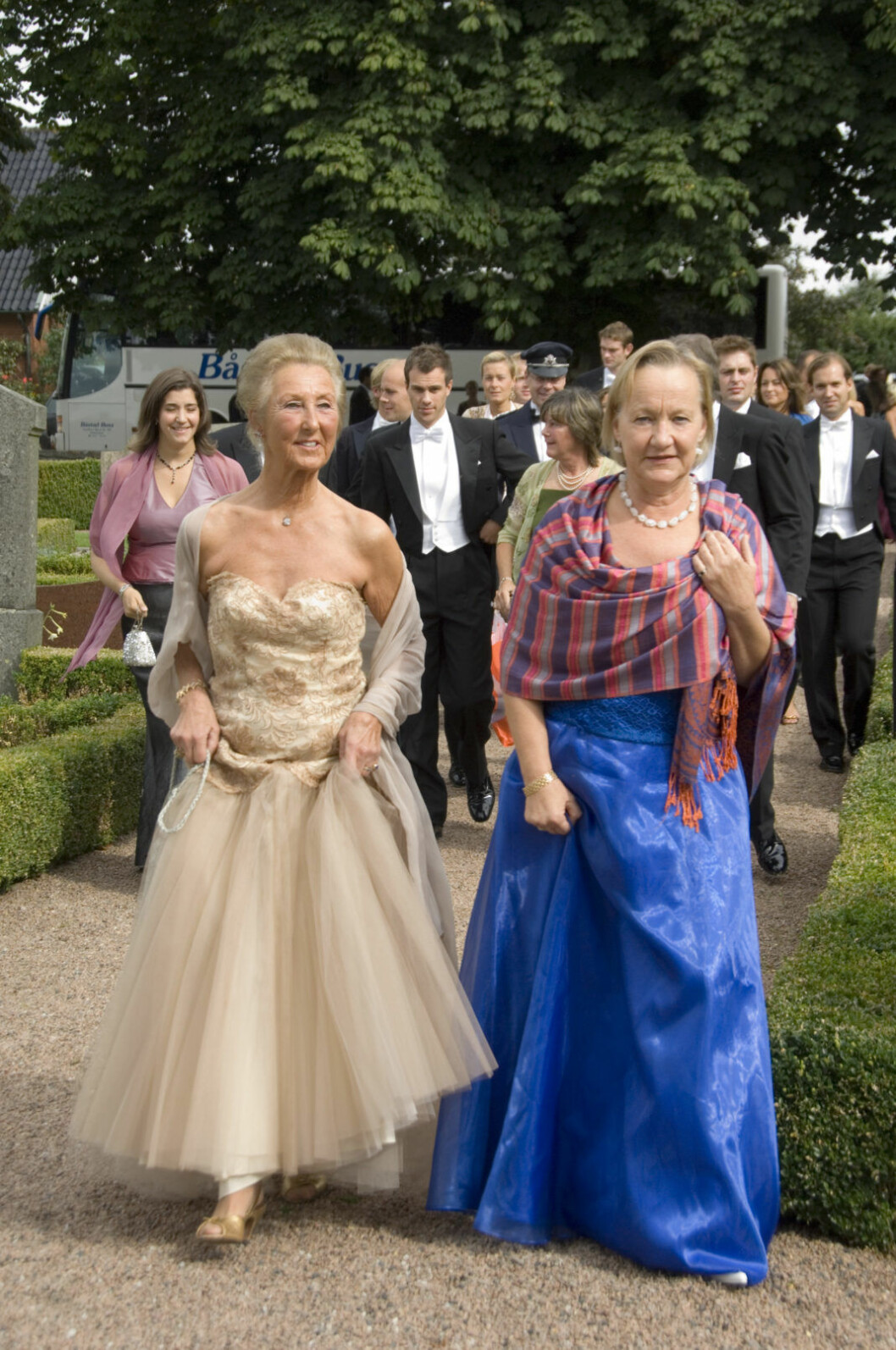 Brudens faster Vera Collett och brudens gudmor Sigrid Dahlman.