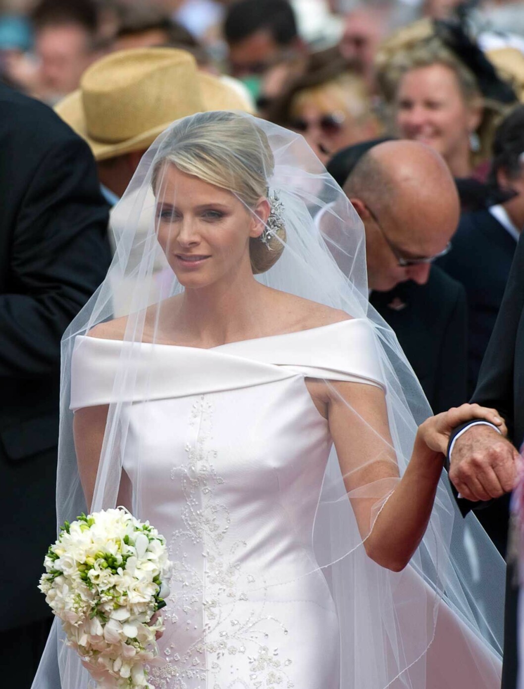 Charlene Wittstock på väg mot sin vigsel med furst Albert. Charlene Wittstock på väg mot sin vigsel med furst Albert.