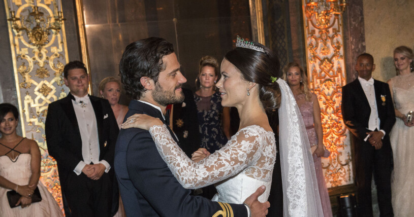 Brudparet dansar bröllopsvalsen i Karl XI:s galleri efter bröllopsmiddagen. Prins Carl Philip och prinsessan Sofia på bröllopet