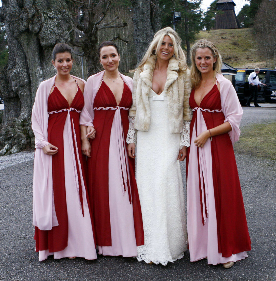 Nicole de Geer, född Kreuger, med tärnorna Emma Sahlin, Caroline Magnusson och lillasyster Camilla Kreuger. Nicole de Geer, född Kreuger, med tärnorna Emma Sahlin, Caroline Magnusson och lillasyster Camilla Kreuger.