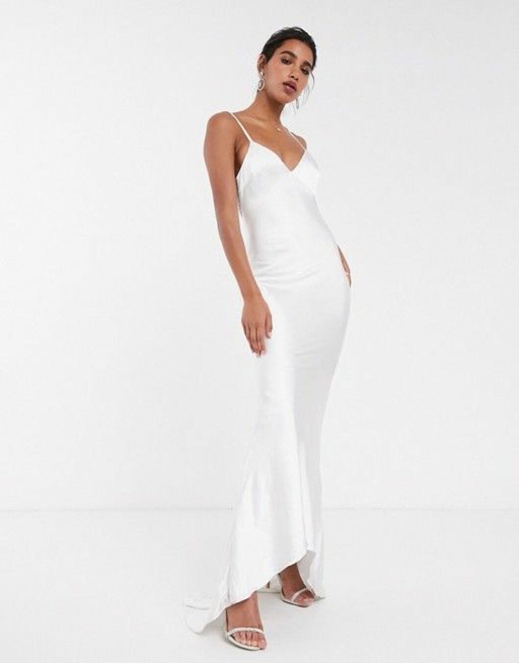 En bild på en brudklänning i satäng med djup rygg från Asos.