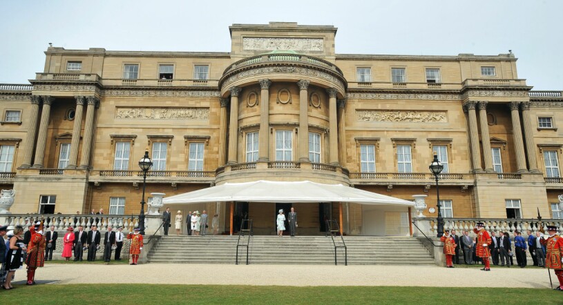 Baksidan på Buckingham Palace. Här ligger drottning Elizabeths privata våning. Buckingham Palace