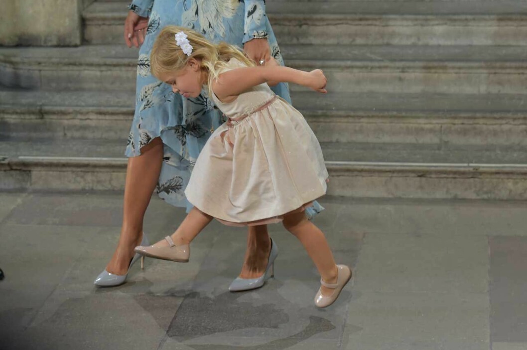 Hon är ju helskön, den där prinsessan Leonore! Så mycket energi och skratt! Hon är ju helskön, den där prinsessan Leonore! Så mycket energi och skratt!
