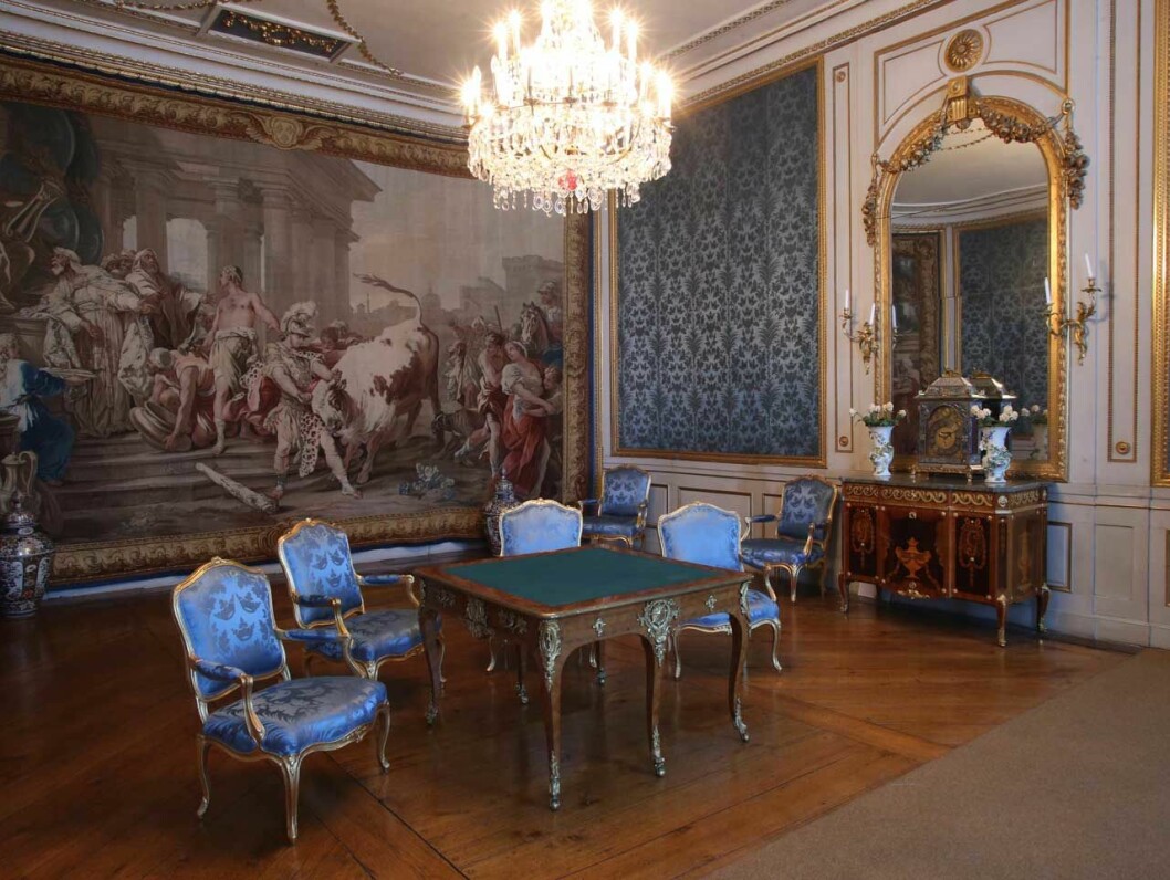 Det finns många hemliga detaljer på Drottningholms slott. Det finns många hemliga detaljer på Drottningholms slott.