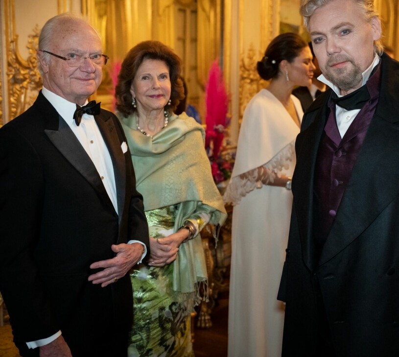 Kungaparet med hovsångaren Karl-Magnus Fredriksson som kom direkt från scenen. Kungaparet på Kungliga Operan med hovsångaren Karl-Magnus Fredriksson