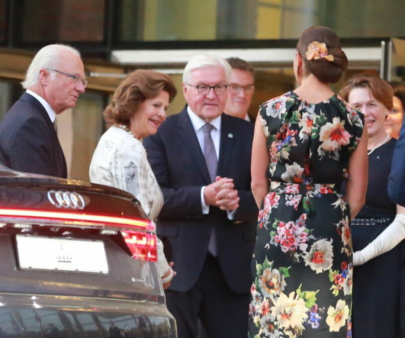 Kungaparet med president Steinmeier. Till höger hans hustru Elke. Kronprinsessan Victoria blommig klänning Acne från 2013