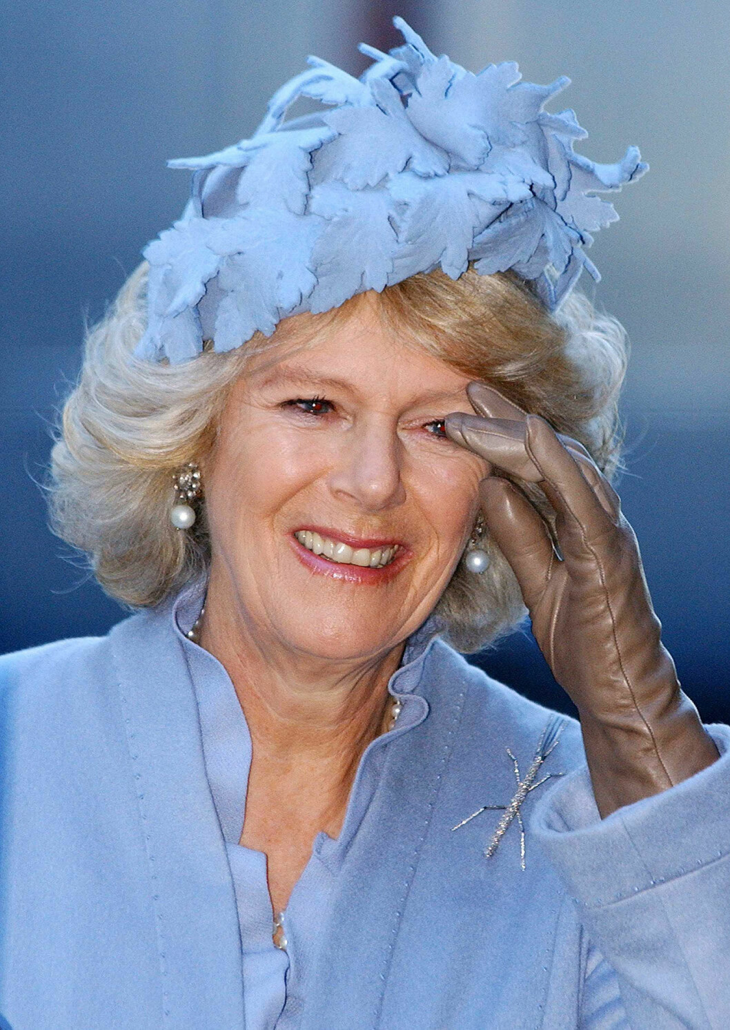 Camilla och en vandrandepinne på kavajen