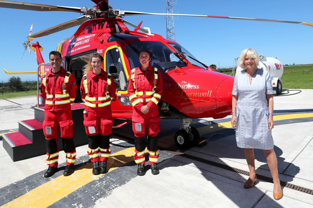 Hon skulle inviga den nya flygambulansen (döpt efter henne själv), men var inte alls beredd på att ambulanspersonalen jobbar i väldigt trånga utrymmen: Hertiginnan Camilla och flygambulansen