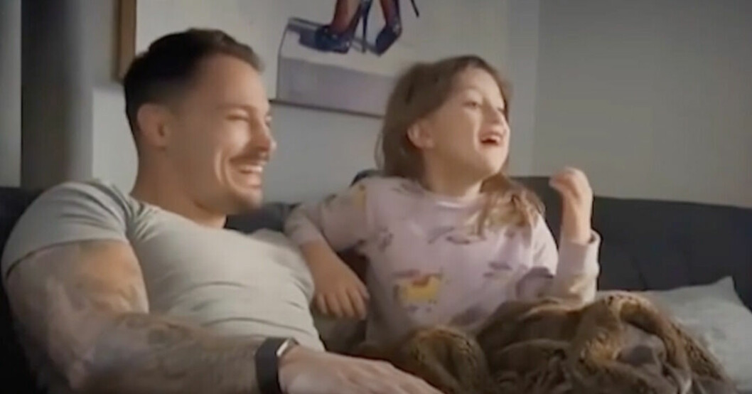 Simon Sköld med dottern Polly när hon får reda på att det är mamma som gömmer sig bakom masken. Camilla Läckberg, Simon Sköld.
