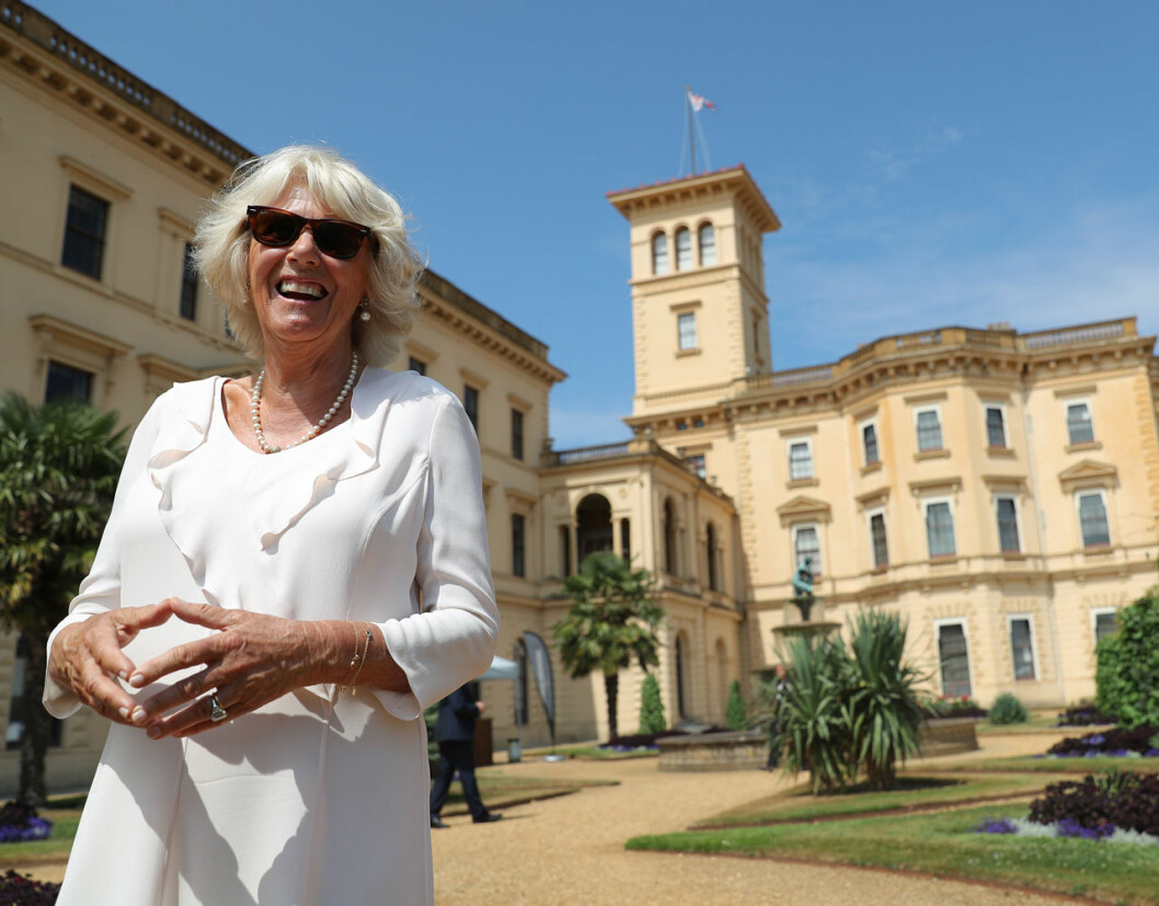 Prins Charles Camilla framför slottet. Prins Charles Camilla framför Osborne House.