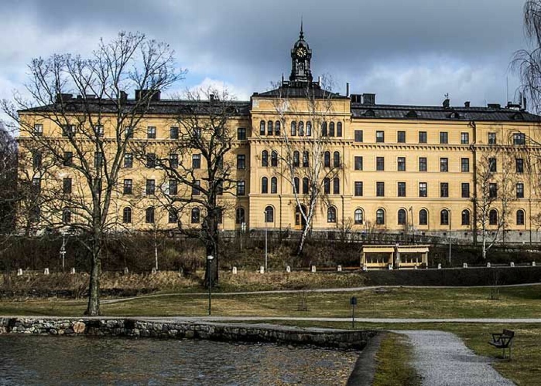 I den pampiga byggnaden Campus Manilla på Djurgården går både Estelle och systrarna Lundbergs barn i skolan.