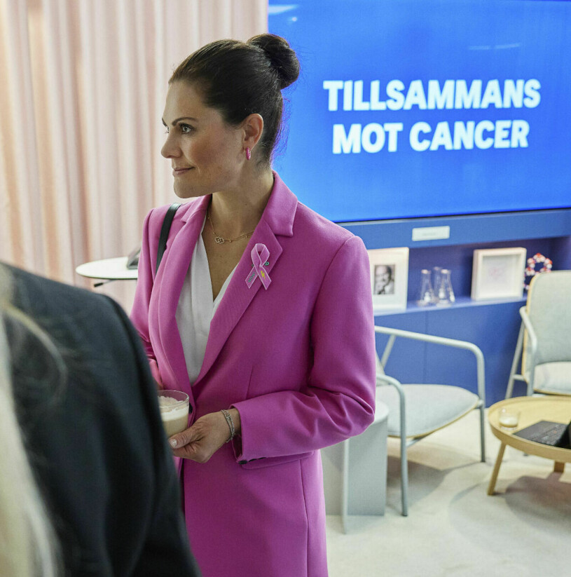 Kronprinsessan körde helrosa dagen till ära. Kronprinsessan Victoria med en rosa kavaj och ett rosa band