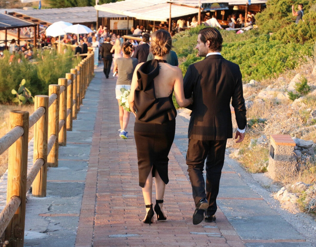Sofia och Carl Philip på väg mot bröllopsfesten. Prinsessan Sofia och prins Carl Philip på väg mot bröllopsfesten på Capri.