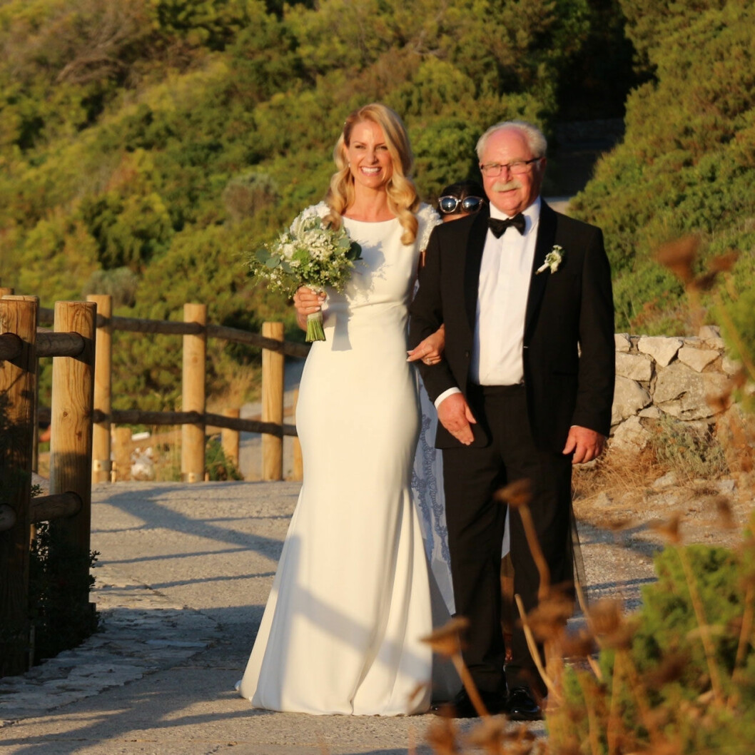 Bruden gör entré. Prinsessan Sofias väninna Carolina Pihl vid bröllopet på Capri.