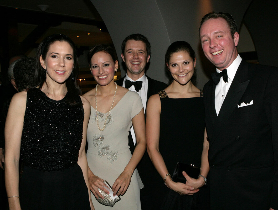 Här kan vi se kronprinsessan Mary, Carina Axelsson, kronprins Frederik, kronprinsessan Victoria, prins Gustav Berleburg vid Carl Johan Bernadottes 90-årsfirande på Hotel Skansen Båstad. Året är 2006. Carina Axelson och prins Gustav