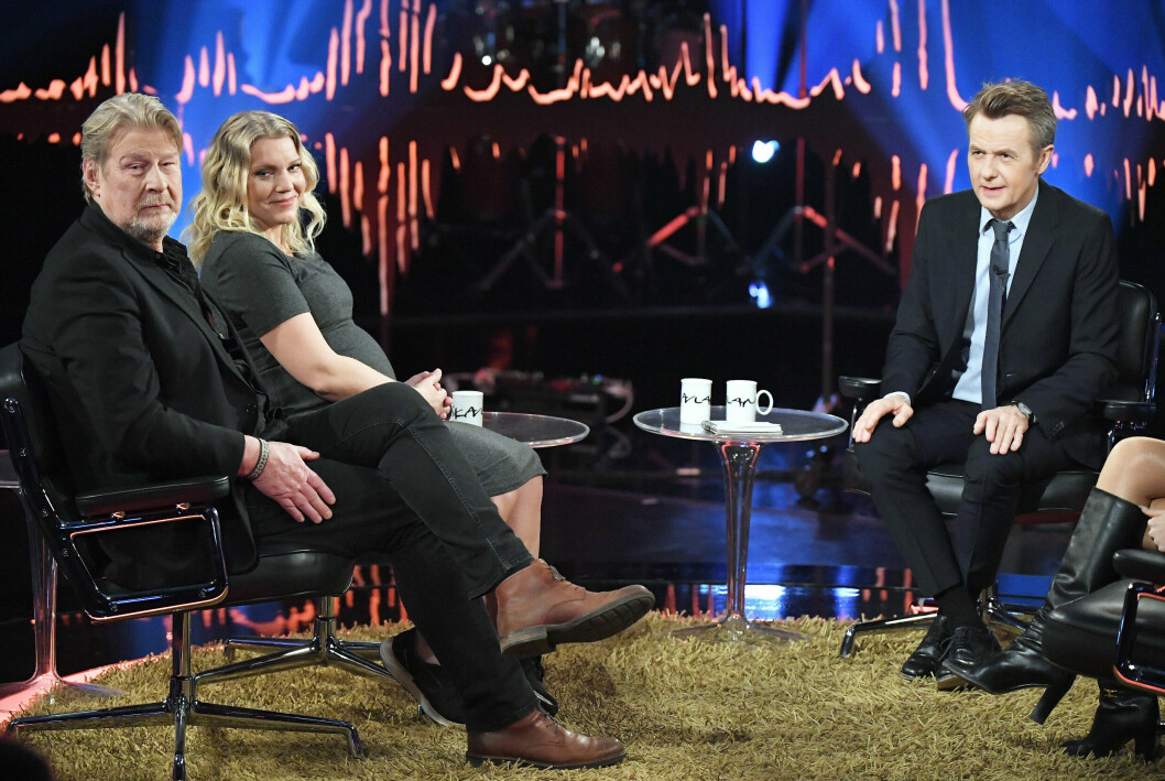 Carina blev lurad i sändning, men för en god sak. Rolf Lassgård, Carina Bergfeldt och Fredrik Skavlan