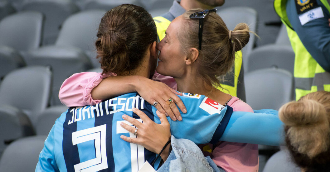Carina Berg stöttar sin blivande make från läktaren. Carina Berg och Erik Johansson