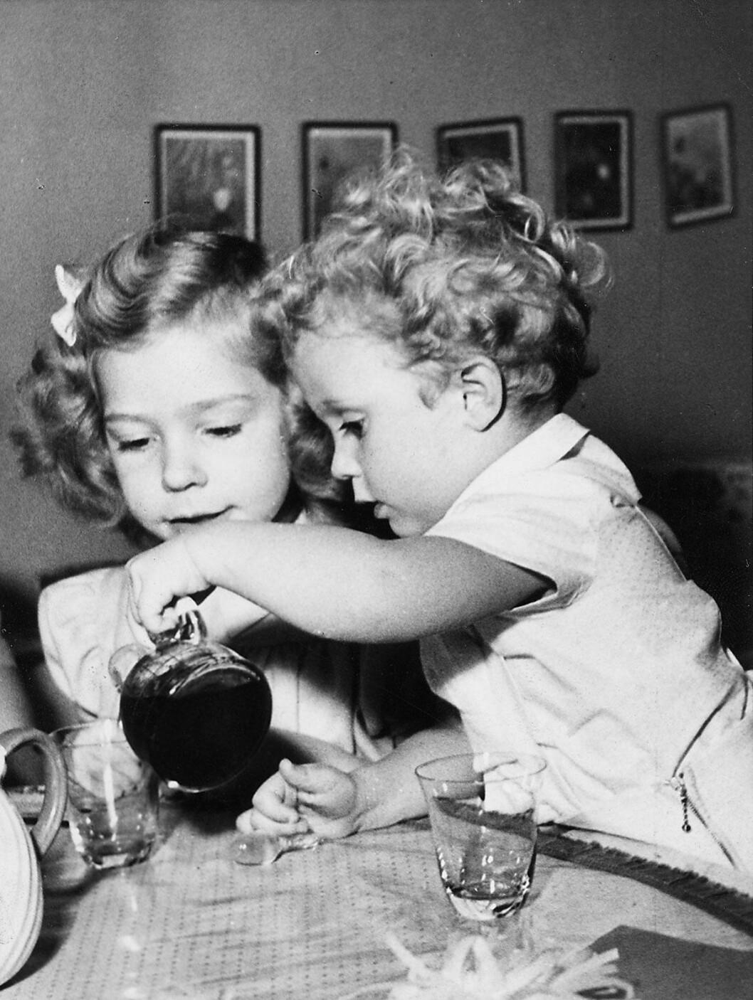Kungen och prinsessan Christina under julen 1948. Kungen och prinsessan Christina under julen 1948.