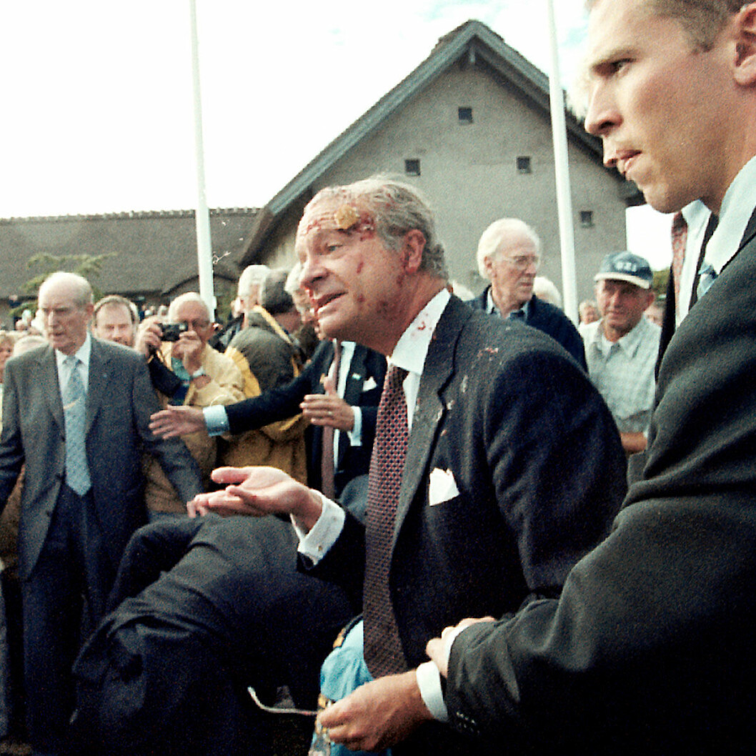 Kungen attackerades av en tårtkastare. Kungen attackerades av en tårtkastare.
