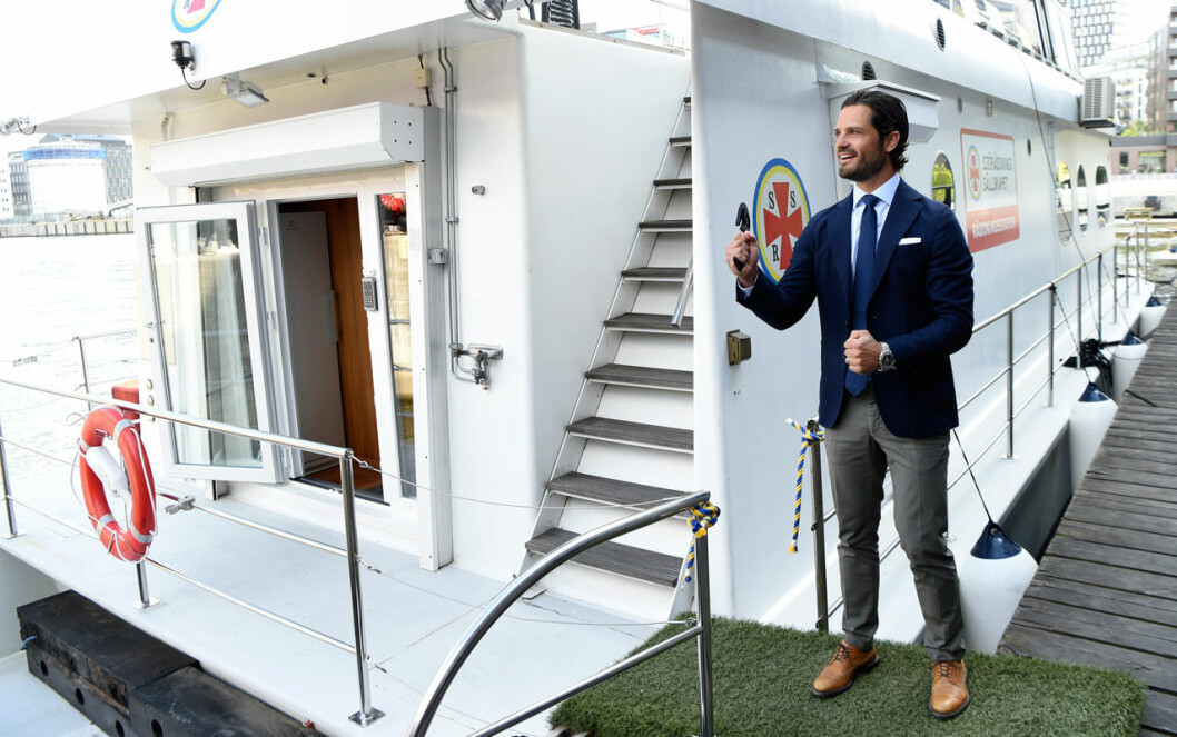 Invigt och klart. Och sedan minglade prinsen i väg upp på däck. Prins Carl Philip invigde Sjöräddningssällskapets nya stationshus i Stockholm.
