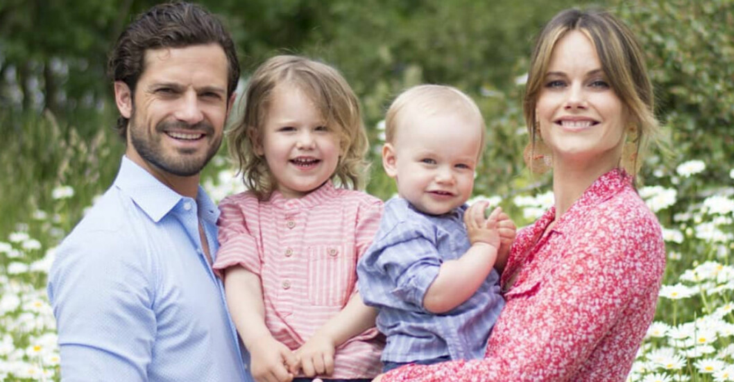 Prinsfamiljen på grönbete. Prins Gabriel och prins Alexander med mamma Sofia och pappa Carl Philip.