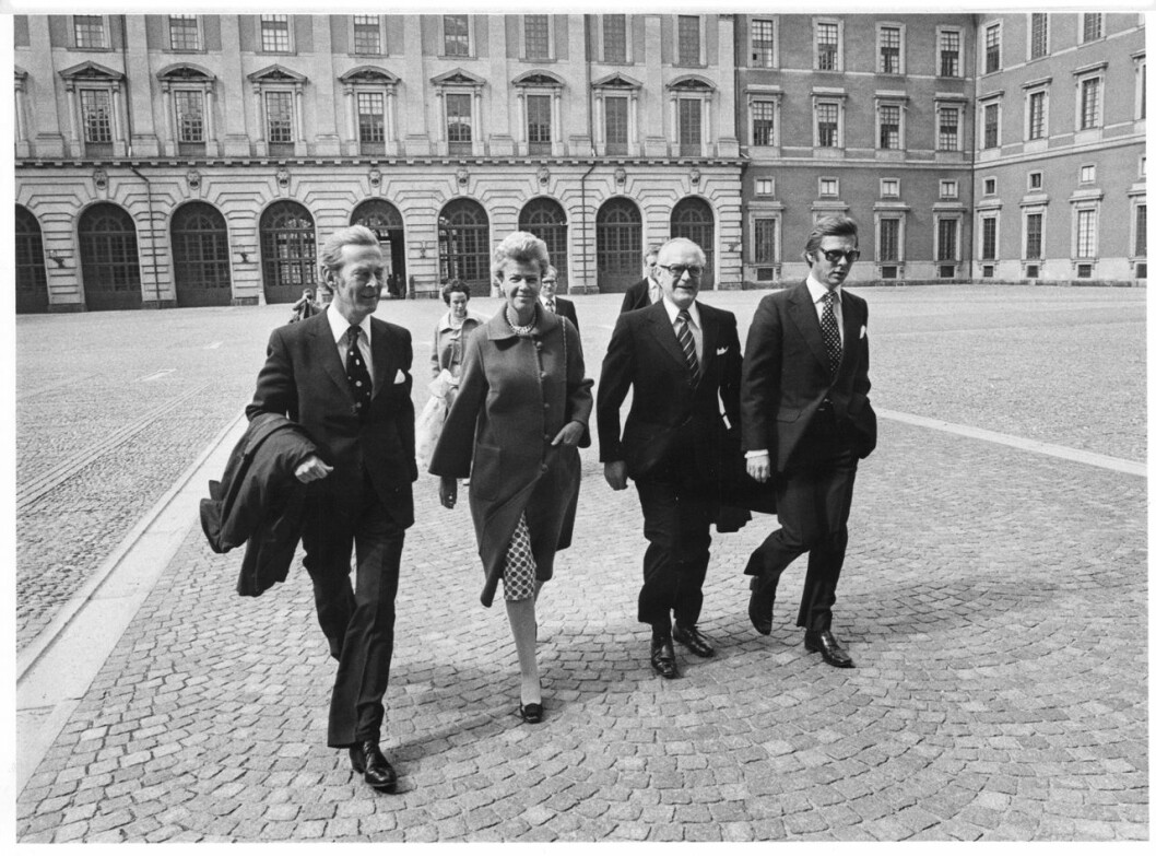 Dags för vittnesbekräftelse! Professor Ulf Borell, statsfrun Alice Trolle- Wachtmeister, talmannen Henry Allard och statsminister Ola Ullsten. Riksmarskalken Gunnar Lagergren var dessvärre utomlands. Dags för vittnesbekräftelse! Professor Ulf Borell, statsfrun Alice Trolle- Wachtmeister, talmannen Henry Allard och statsminister Ola Ullsten. Riksmarskalken Gunnar Lagergren var dessvärre utomlands.