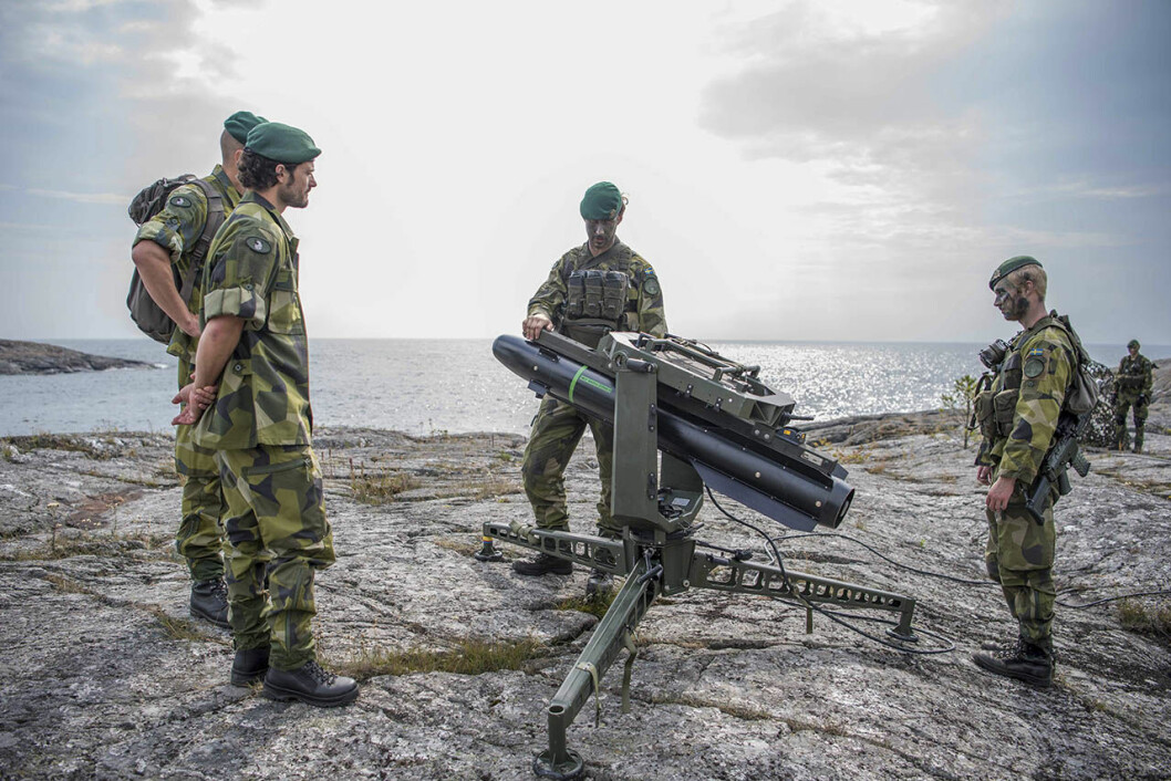 Prins Carl Philip framför en “Robot 17” som används för att försvåra för motståndare att ta sig in med fartyg i skärgård eller hamnar. Prins Carl Philip