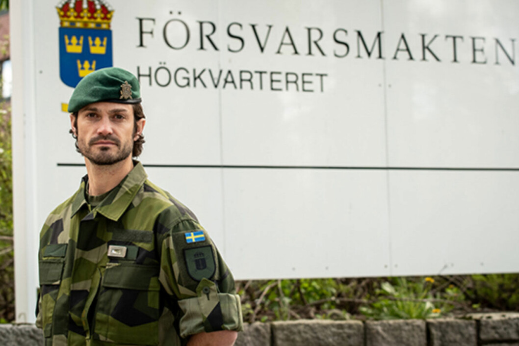 Prins Carl Philip, 41, i basker och kamouflagelook: Det är så här han ser ut på jobbet numera. Prins Carl Philip, 41, i basker och kamouflagelook: Det är så här han ser ut på jobbet numera.
