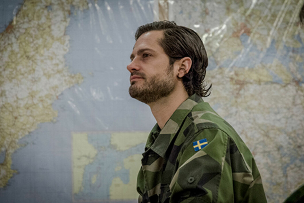 Prinsessan Sofia med två av sina kollegor på Sophiahemmet: sjuksköterska Gustav Westöö och undersköterskan Anna Kyhlstedt. Prins Carl Philip på sin nya arbetsplats, Försvarsmaktens högkvarter på Lidingövägen i centrala Stockholm.