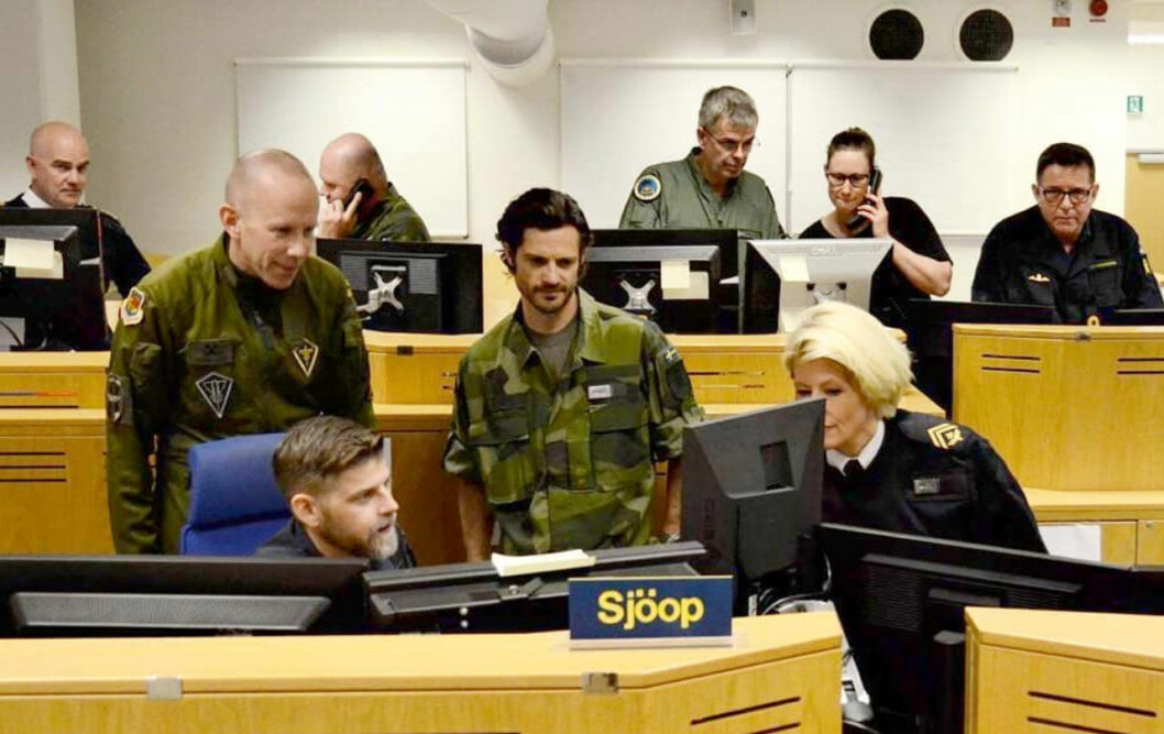 Prins Carl Philip med sina nya arbetskamrater, här samlade i det allra heligaste: Försvarets operativa ledningscentral. Prins Carl Philip på nya jobbet på Försvarsmakten