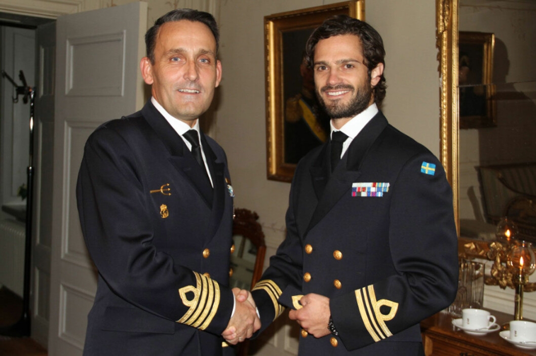 Högtidligt när prinsen blev major. Prins Carl Philip vid ceremonin när han blir major, här med med överste Peder Ohlsson, chef för Amfibieregementet