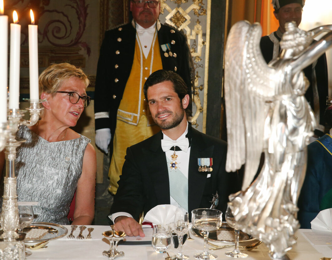 Prins Carl Philip med sin bordsdam, tredje vice talman Kerstin Lundgren. Prins Carl Philip med sin bordsdam, tredje vice talman Kerstin Lundgren.