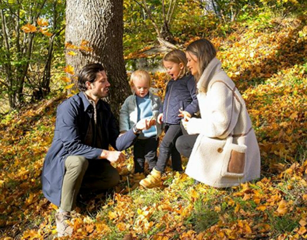 Sofia och Carl Philip med sina småprinsar. Efter farfar kungens beslut kan Alexander och Gabriel bli vad de vill. Efter kungens beslut: prinsessan Sofia och prins Carl Philip med prins Alexander och prins Gabriel.