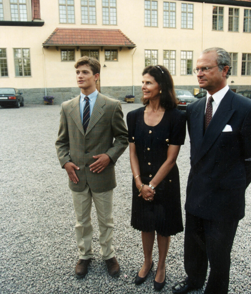 Prins Carl Philip på Lundsberg tillsammans med mamma och pappa.