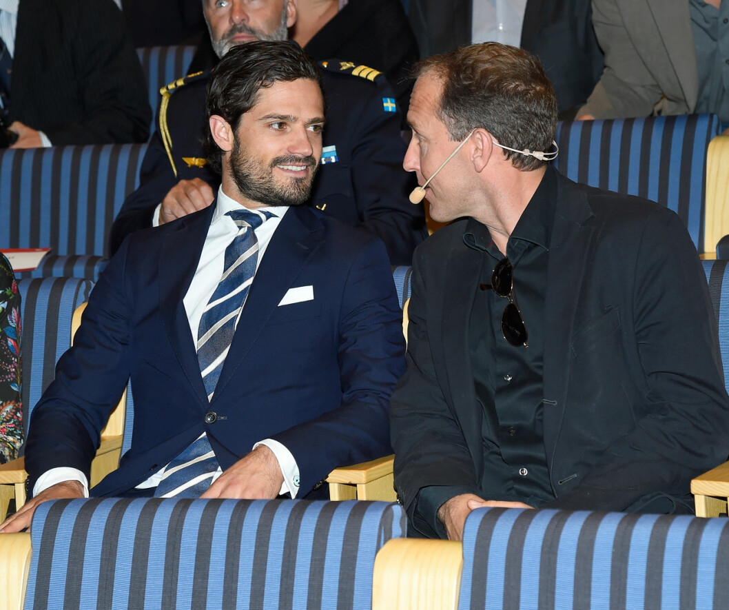 Prins Carl Philip och Mattias Klum på en fotoutställning häromåret. Prins Carl Philip med Mattias Klum.