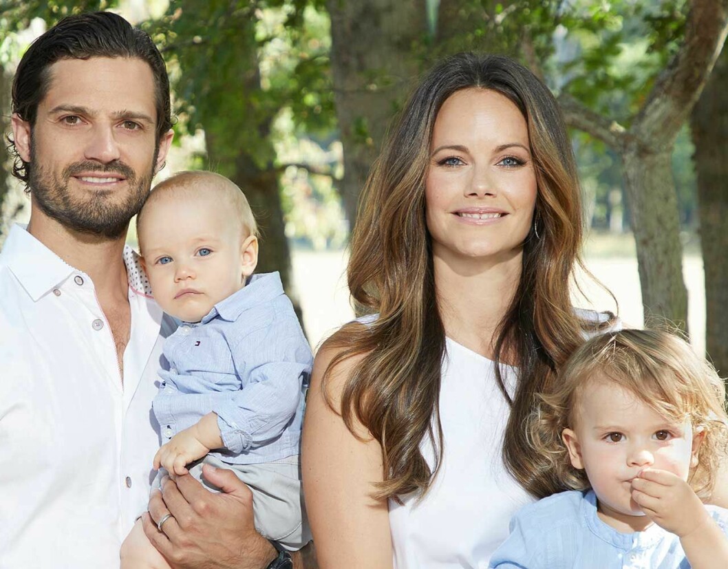 Prinsessan Sofia på en av hovets officiella bilder. Prinsessan Sofia med familjen på en av hovets officiella bilder.