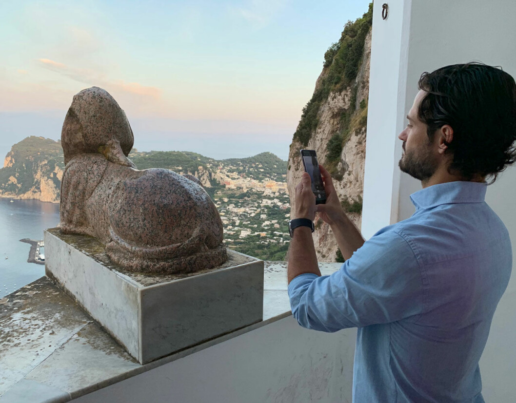 Carl Philip plåtar. En klassisk vy. Prins Carl Philip fotograferar utsikten från Villa San Michele på Capri.