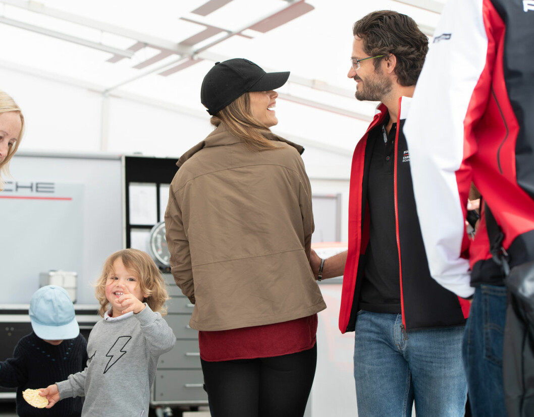 Prins Carl Philip prioriterar familjen. Prins Alexander med mamma Sofia och pappa Carl Philip på racingbanan Gelleråsen.