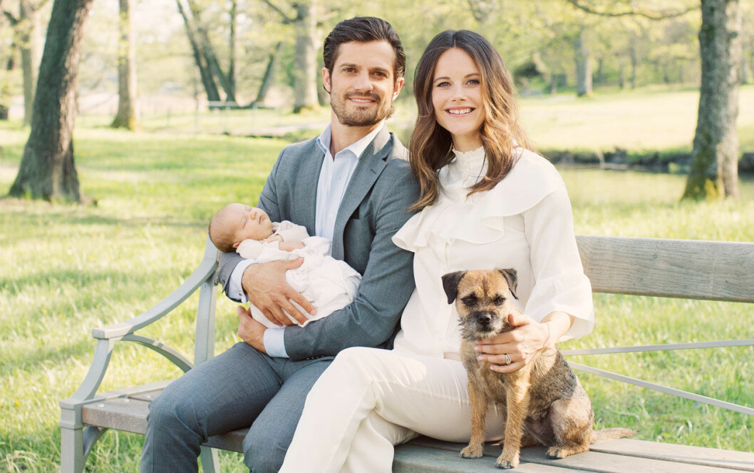 Förra veckan rymde hunden Siri. Prins Carl Philip, prinsessan Sofia och Alexander med Siri.