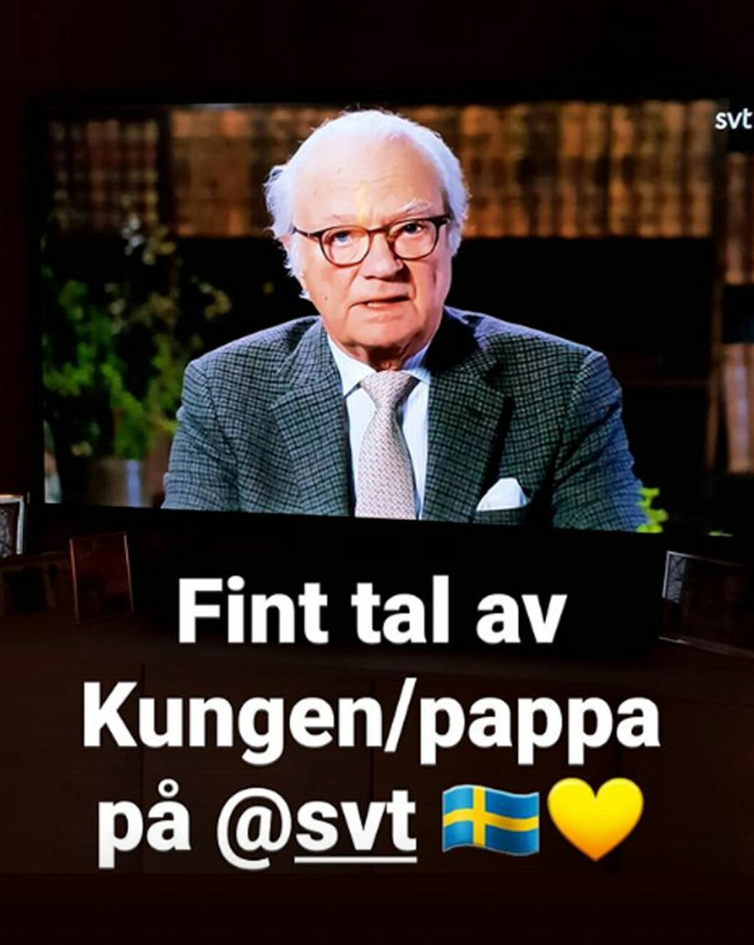 Prins Carl Philip och prinsessan Sofia satt hemma i soffan och följde talet – och hyllade sedan kungen på Instagram. Carl Philip och Sofia hyller kungen efter hans corona-tal