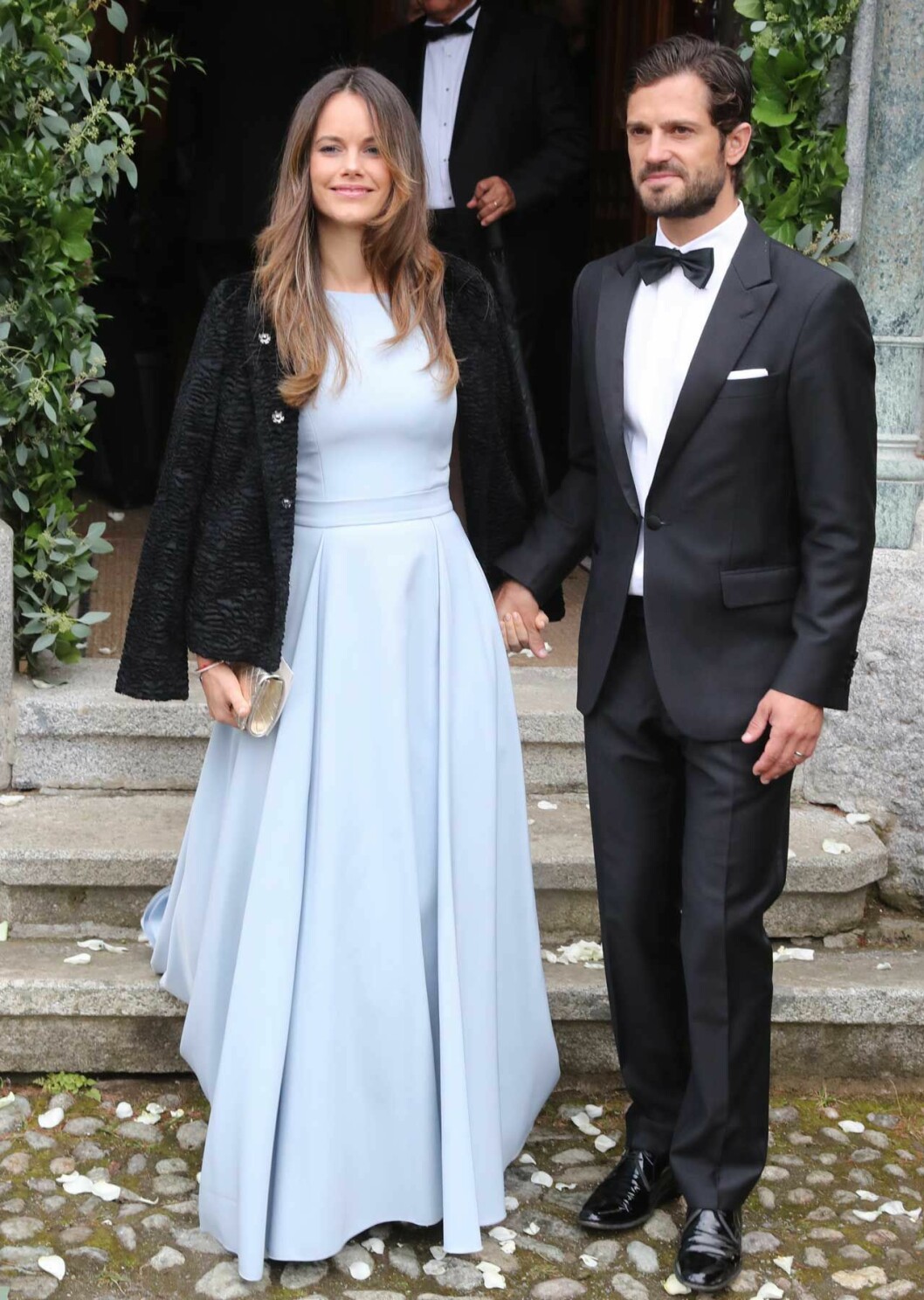 Prins Carl Philip och prinsessan Sofia, i ljusblå aftonklänning, på bröllop i St Moritz.