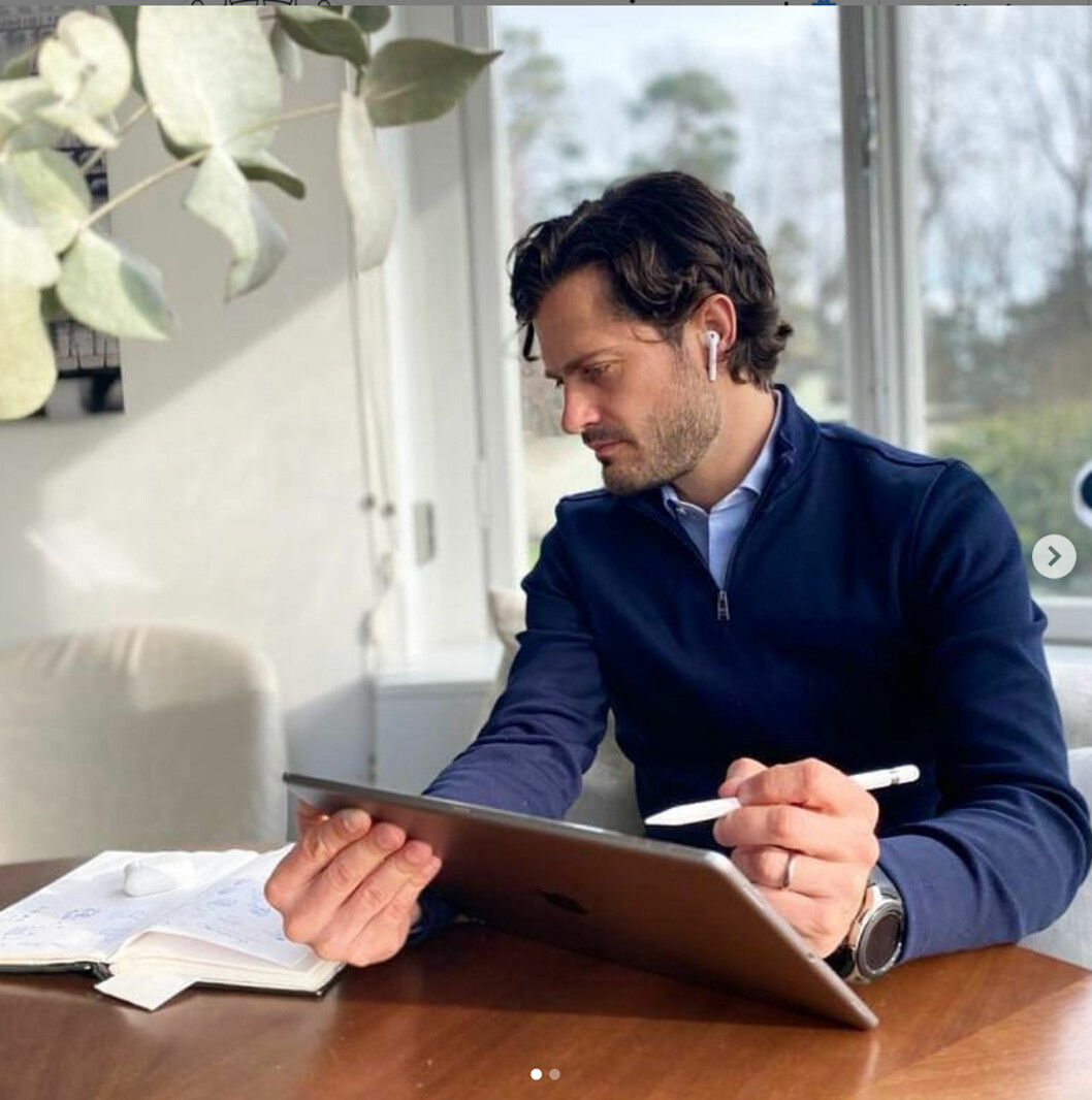 …som hon ser ut att dela med prins Carl Philip. Prins Carl Philip, en bild inifrån Villa Solbacken.